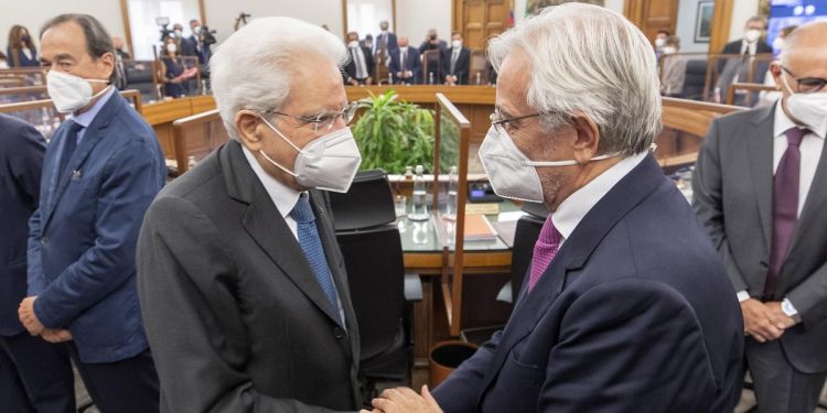 Il presidente della Repubblica Sergio Mattarella e Giovanni Salvi (Foto: 2022, LaPresse)