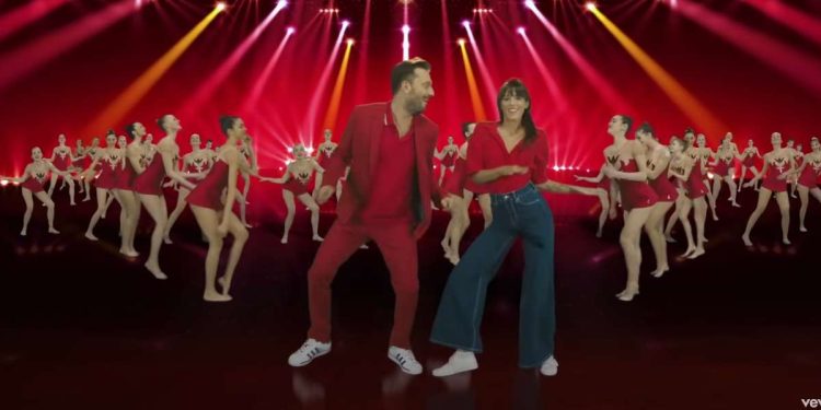 Cesare Cremonini e Martina Maggiore nel video di "Giovane stupida" (YouTube)