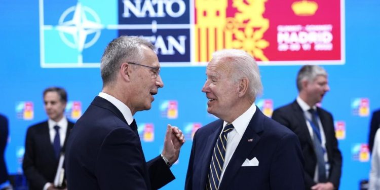 Jens Stoltenberg, segretario generale della Nato, con il presidente Usa, Joe Biden (LaPresse)