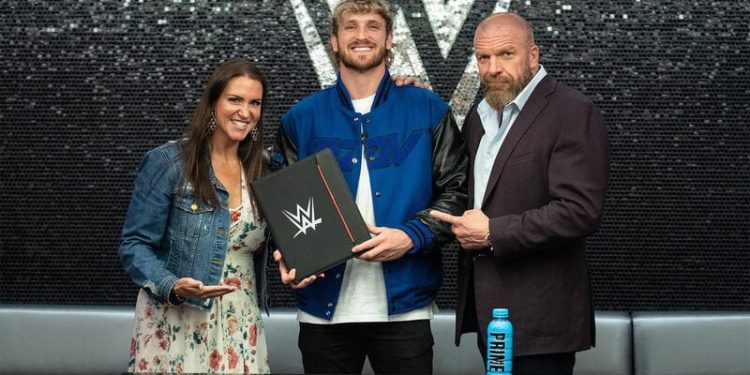 Logan Paul tra Stephanie McMahon e Triple H per la firma del contratto con la WWE