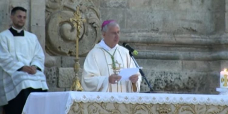 Il vescovo di Matera, monsignor Caiazzo (screen da YouTube)