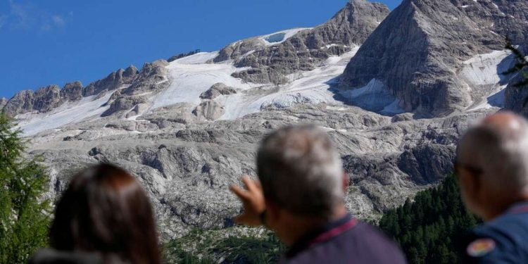 Il versante nord della Marmolada. Al centro, in alto, tra cielo e rocce, il punto del distacco (LaPresse)