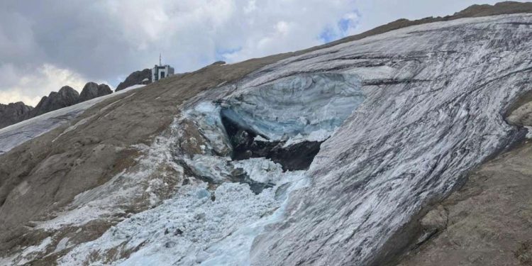 La Marmolada; al centro, il ghiacciaio crollato (LaPresse)