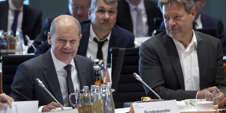 A sinistra, il cancelliere Olaf Scholz, a destra, il ministro dell'Economia, Robert Habeck (LaPresse)