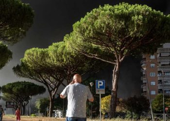 Vasto incendio a Roma: vigili del fuoco a lavoro per domare le fiamme, nube nera sulla città (Foto: LaPresse)