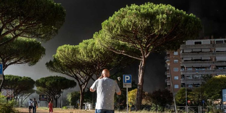 Vasto incendio a Roma: vigili del fuoco a lavoro per domare le fiamme, nube nera sulla città (Foto: LaPresse)