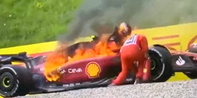 La Ferrari di Carlos Sainz in fiamme