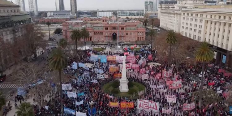 Proteste in Argentina contro accordo FMI (da YouTube)