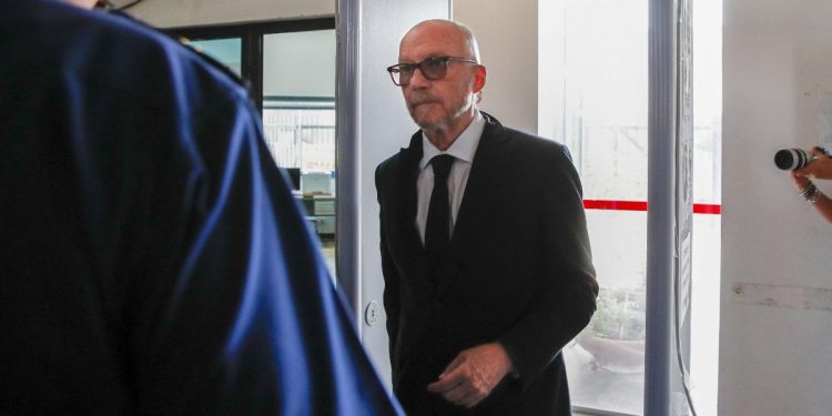 Paul Haggis in tribunale a Brindisi (Foto: 2022, LaPresse)