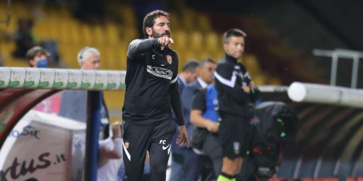 Fabio Caserta allena il Benevento (Foto LaPresse)