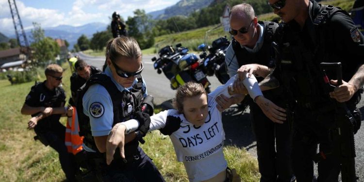 La polizia sfolla i manifestanti durante la 10^ tappa del Tour de France 2022 (Foto LaPresse)