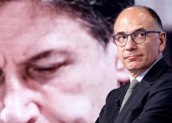 Enrico Letta, segretario del Pd. Sullo sfondo Giuseppe Conte (LaPresse)