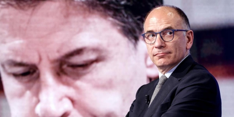 Enrico Letta, segretario del Pd. Sullo sfondo Giuseppe Conte (LaPresse)