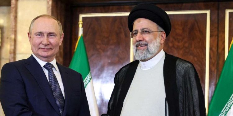 Vladimir Putin con il presidente dell'Iran Ebrahim Raisi (LaPresse)