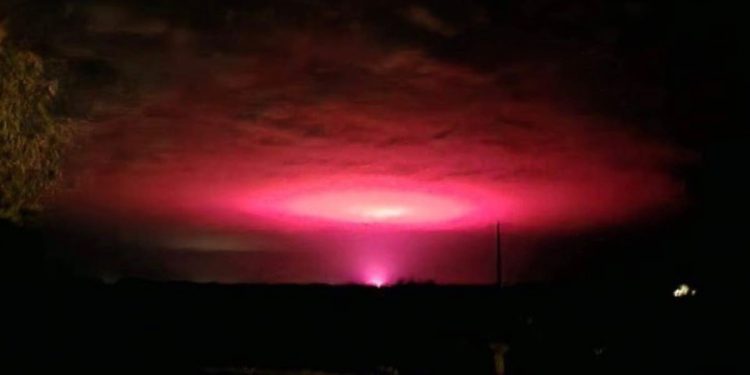 Il caso del cielo rosso a Mildura, in Australia (Foto: da Twitter)