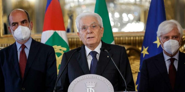 Il presidente della Repubblica Sergio Mattarella dopo la firma del decreto di scioglimento (LaPresse)