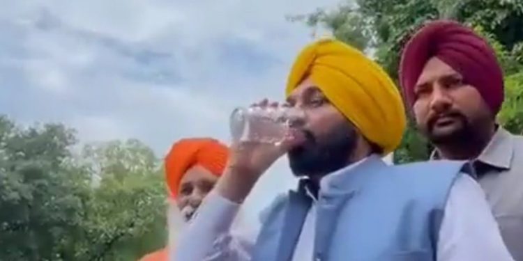 Il primo ministro del Punjab beve da un ruscello sacro per dimostrare che l'acqua è pulita