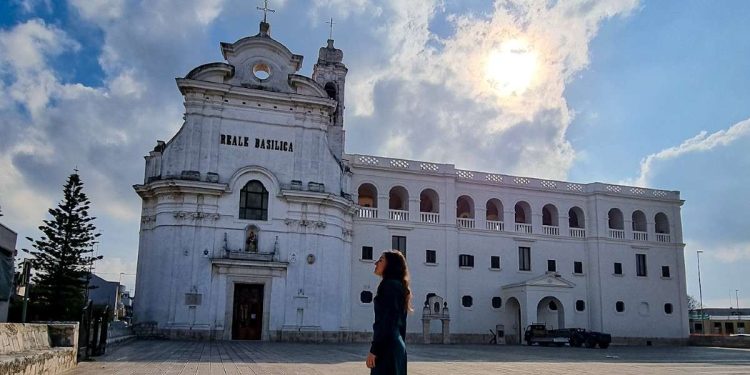 S. Alessandrini davanti al Santuario della Madonna del Pozzo, Capurso (Bari) (foto S. Alessandrini)