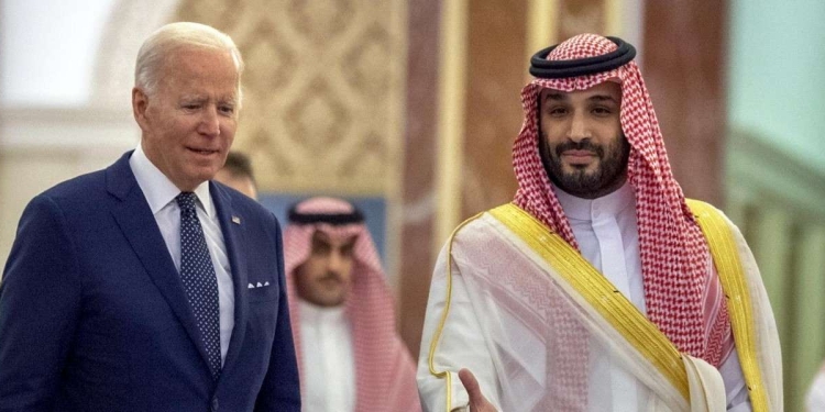 Joe Biden con il principe ereditario saudita Mohammed bin Salman (LaPresse)