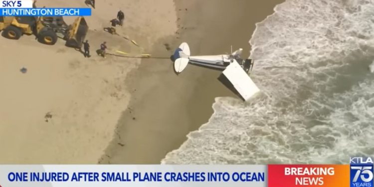 Aereo si schianta in mare in California (Foto: da YouTube)