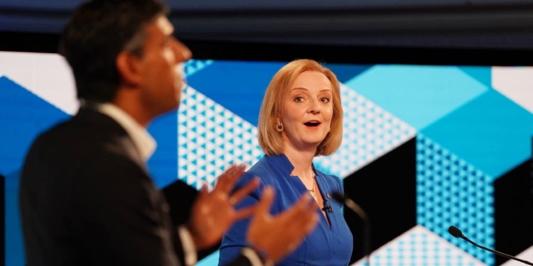 Liz Truss, in primo piano, sfuocato, Rishi Sunak (LaPresse)