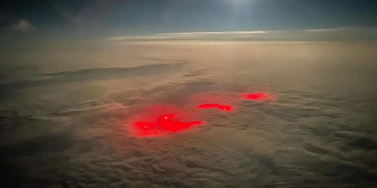 Le misteriose luci rosse fotografate nel Pacifico. (Facebook)