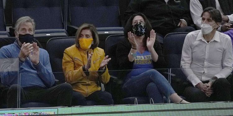 Nancy Pelosi con il marito e i figli Christine e Paul Jr (Foto: 2021, LaPresse)