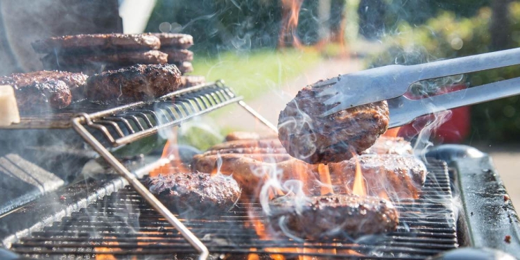 barbecue con piscina nella ex scuola di Osaka, in Giappone