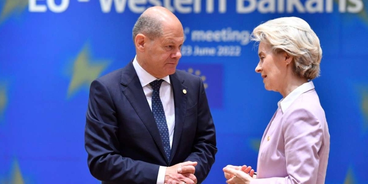 Il Cancelliere tedesco Olaf Scholz con la Presidente della Commissione Ue Ursula von der Leyen (LaPresse)