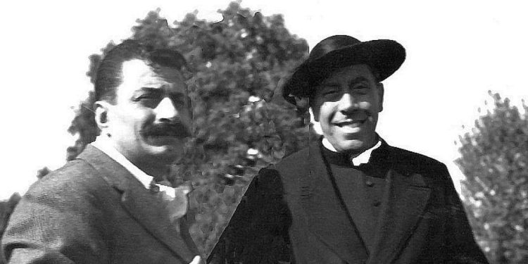 Giovannino Guareschi e Fernandel sul set di "Don Camillo" nel 1952 (foto da Wikipedia)