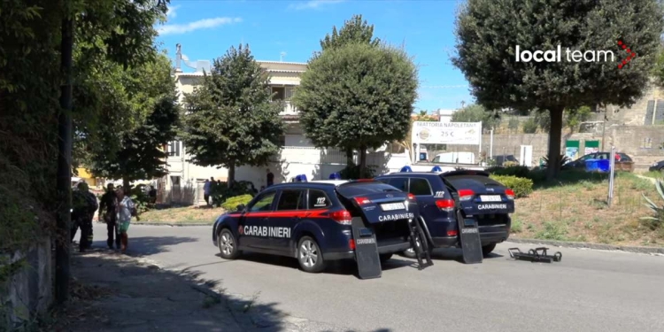 Carabinieri a Bacoli, fuori l'abitazione dell'80enne barricato (Foto: Local Team, YouTube)