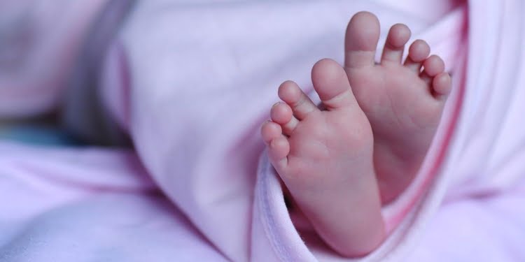 Piedi bambino neonato (da Pixabay)