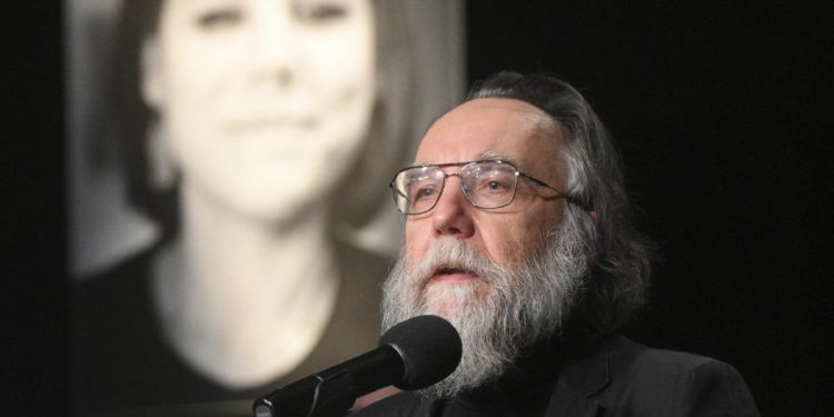 Aleksandr Dugin. Dietro di lui il ritratto della figlia Daria (LaPresse)