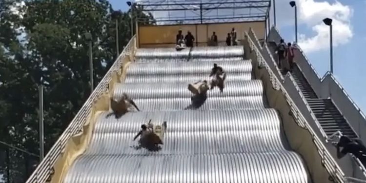 Scivolo in Michigan: bambini lanciati in aria (Foto: video Twitter)