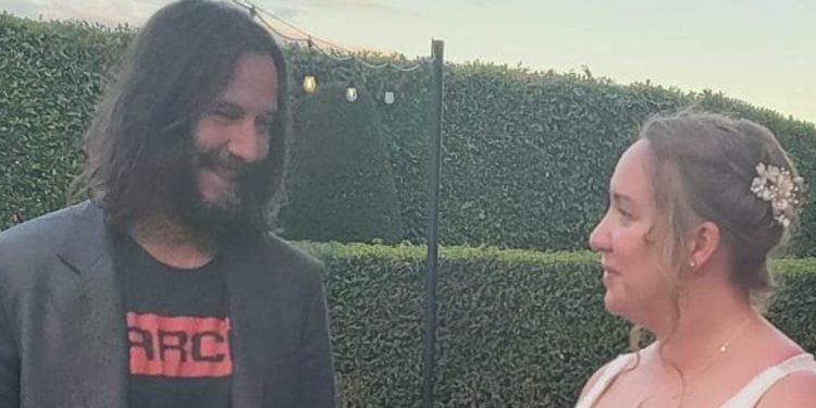 Keanu Reeves al matrimonio di una coppia di fan (Foto: Twitter)