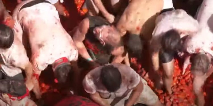 Spagna, la "Tomatina" (fotogramma YouTube)