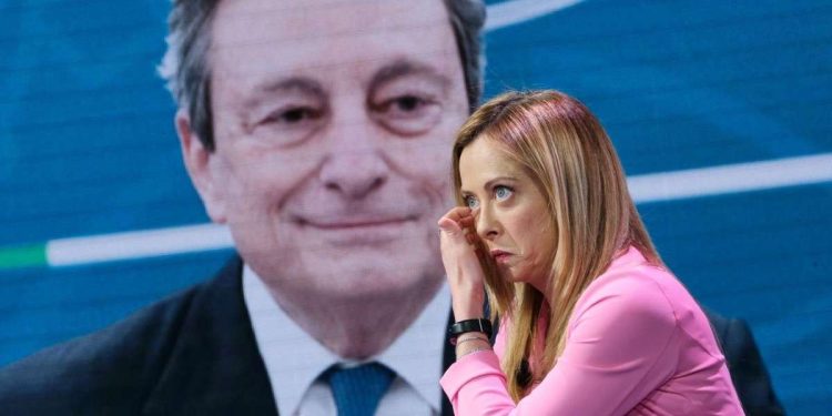 Giorgia Meloni, leader di FdI. Sullo sfondo, Mario Draghi (LaPresse)