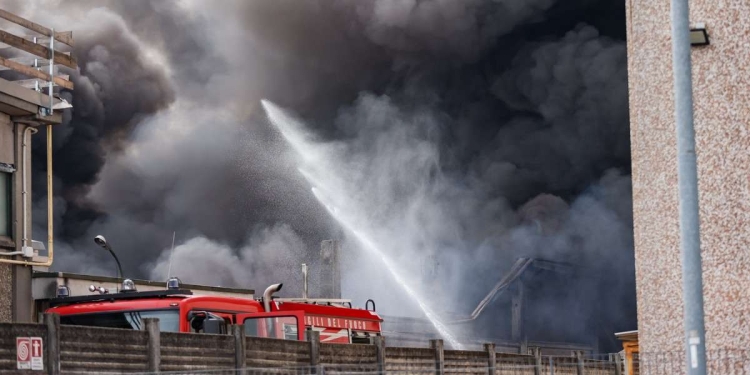 Incendio, immagine di repertorio (LaPresse)