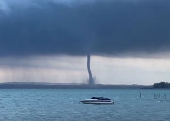 La tromba d'aria sul lago di Garda. (Youtube)