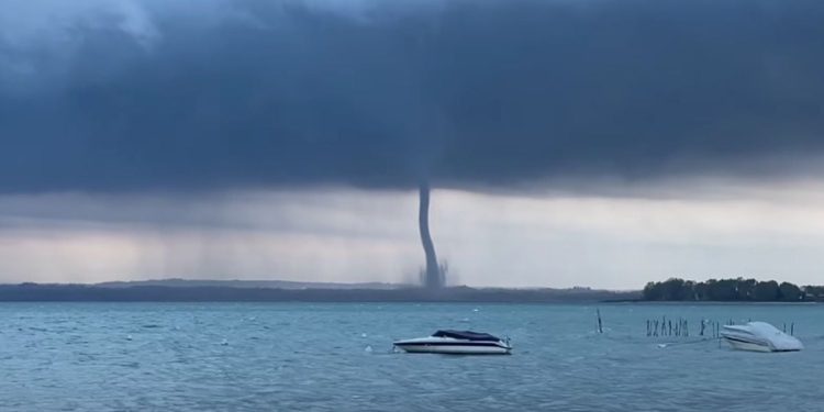 La tromba d'aria sul lago di Garda. (Youtube)