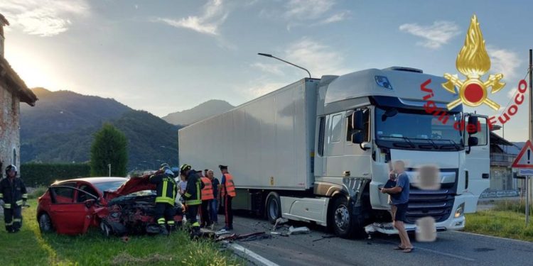 Incidenti oggi, scontro a Revello (foto: Vigili del Fuoco)