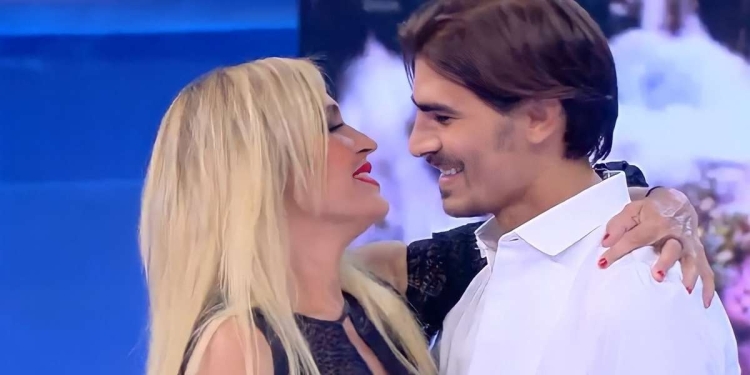 Lory Del Santo e Marco Cucolo
(Foto: web)