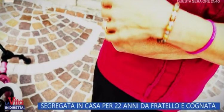 Intervista alla parrucchiera della 67enne segregata in casa (Fotogramma da La Vita in Diretta, 2022)