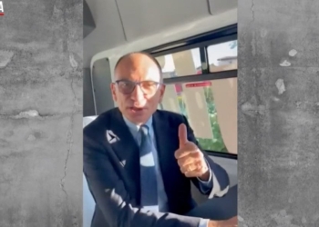 Enrico Letta a bordo del pulmino elettrico (La7)