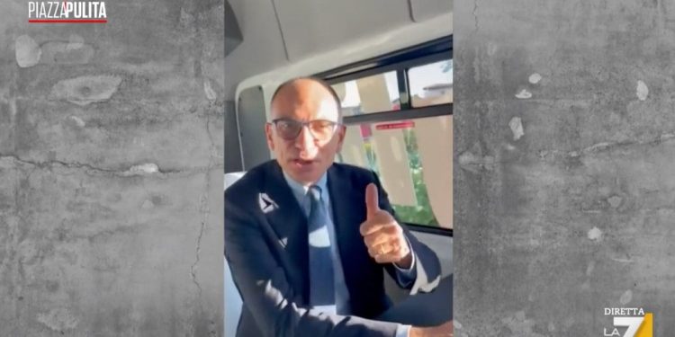 Enrico Letta a bordo del pulmino elettrico (La7)