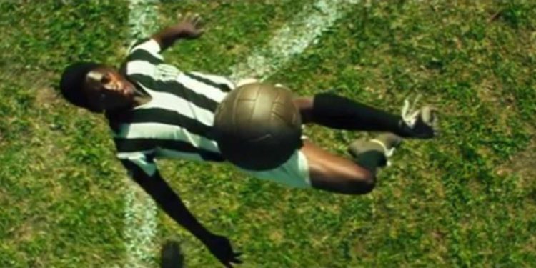 Pelé, una scena del film (Wikipedia)