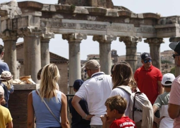 Turisti a Roma (LaPresse)