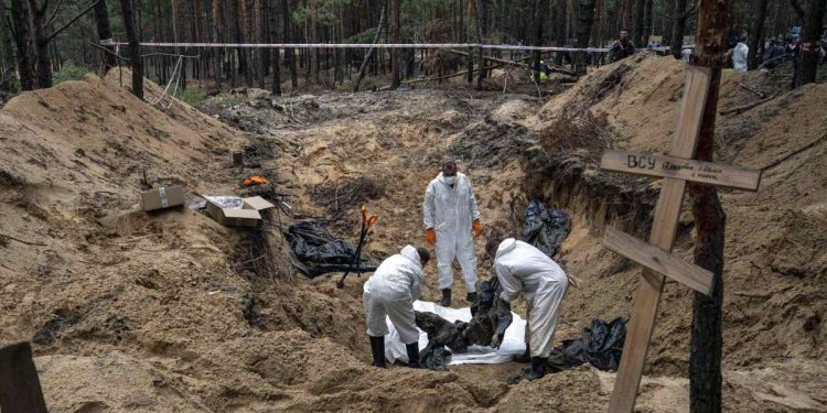 Guerra Ucraina, trovati centinaia di cadaveri in fossa comune a Izium (Foto: 2022, LaPresse)