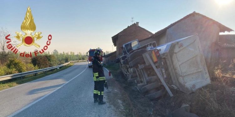 Incidenti oggi, autotreno fuori strada tra Roddi e Verduno (foto: Vigili del Fuoco)