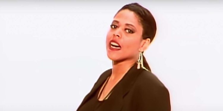 Crystal Waters nel video di "Gypsy Woman" (YouTube)